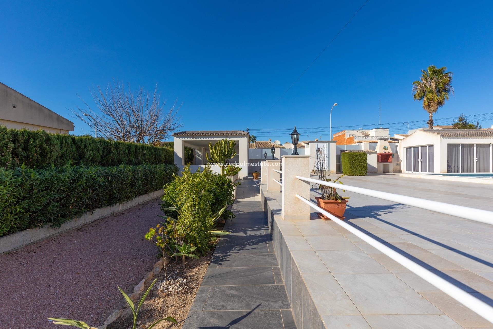 Återförsäljning - Villa -
Torrevieja - La Siesta - El Salado -  Torreta