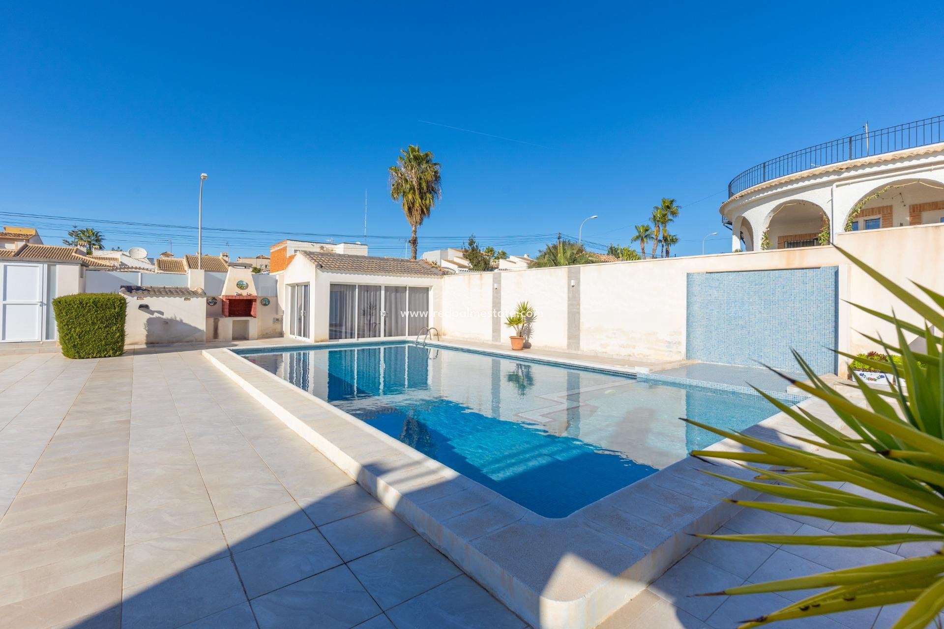 Återförsäljning - Villa -
Torrevieja - La Siesta - El Salado -  Torreta