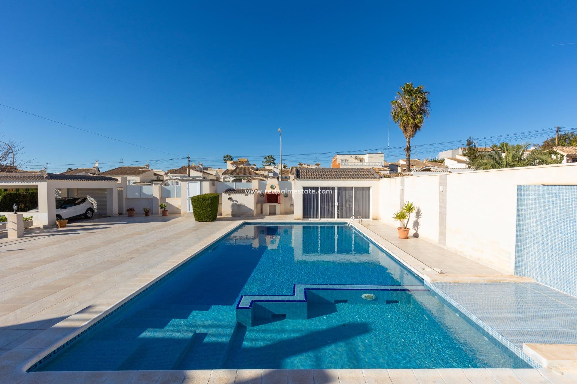 Återförsäljning - Villa -
Torrevieja - La Siesta - El Salado -  Torreta