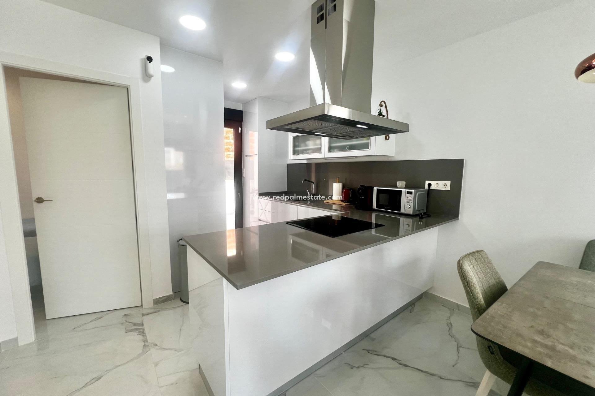 Återförsäljning - Villa -
Torrevieja - La Siesta - El Salado -  Torreta