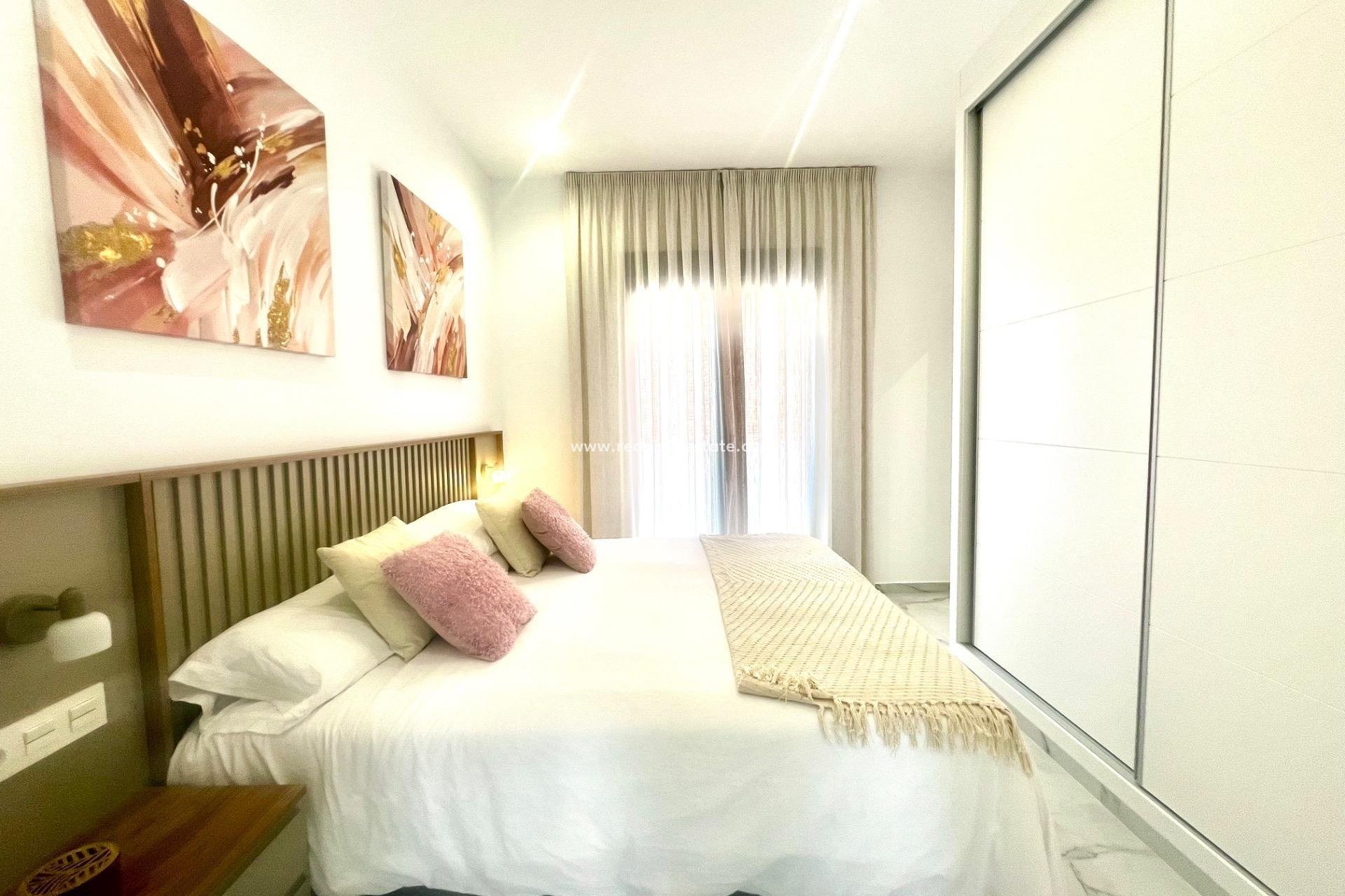 Återförsäljning - Villa -
Torrevieja - La Siesta - El Salado -  Torreta