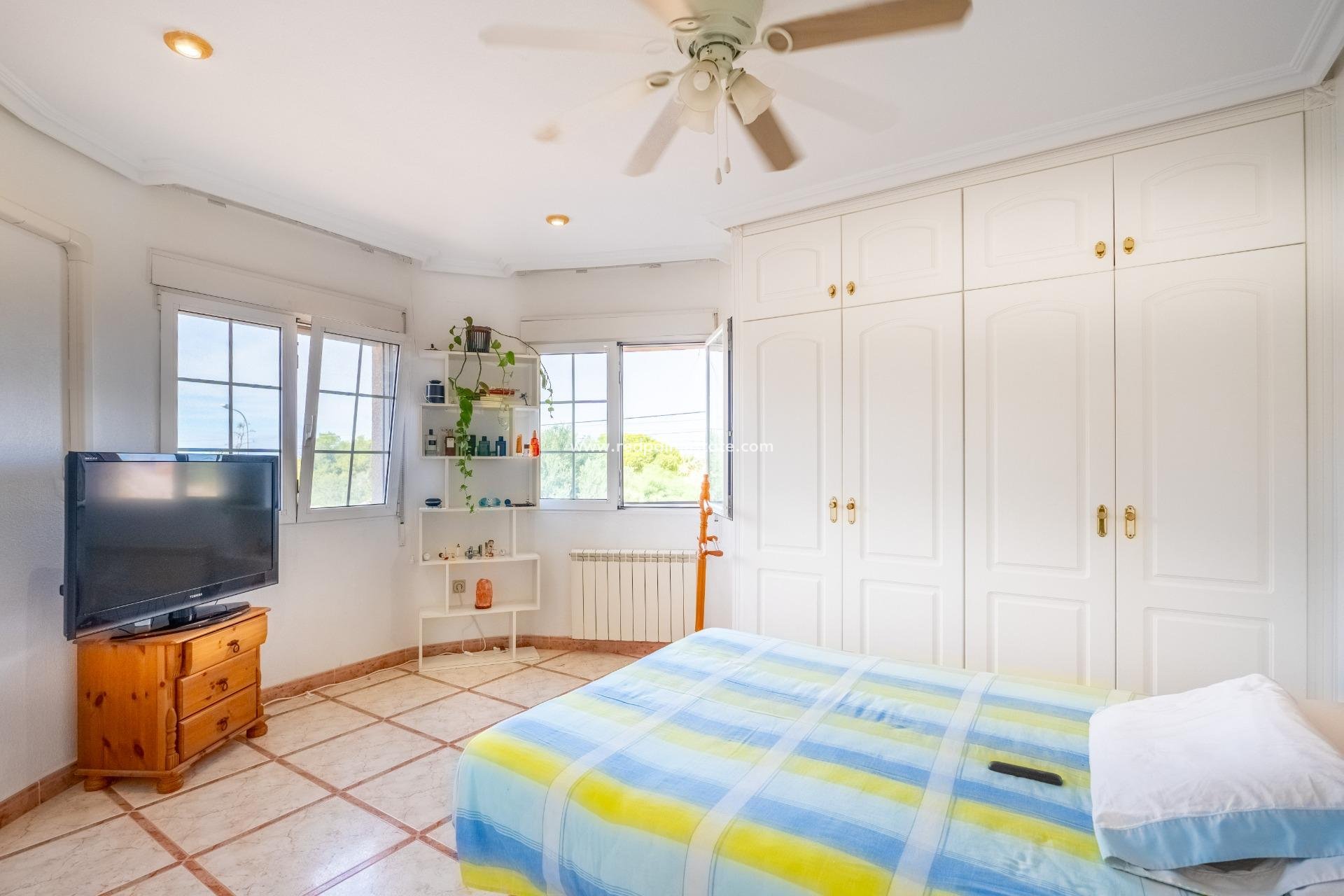 Återförsäljning - Villa -
Torrevieja - La Siesta - El Salado -  Torreta