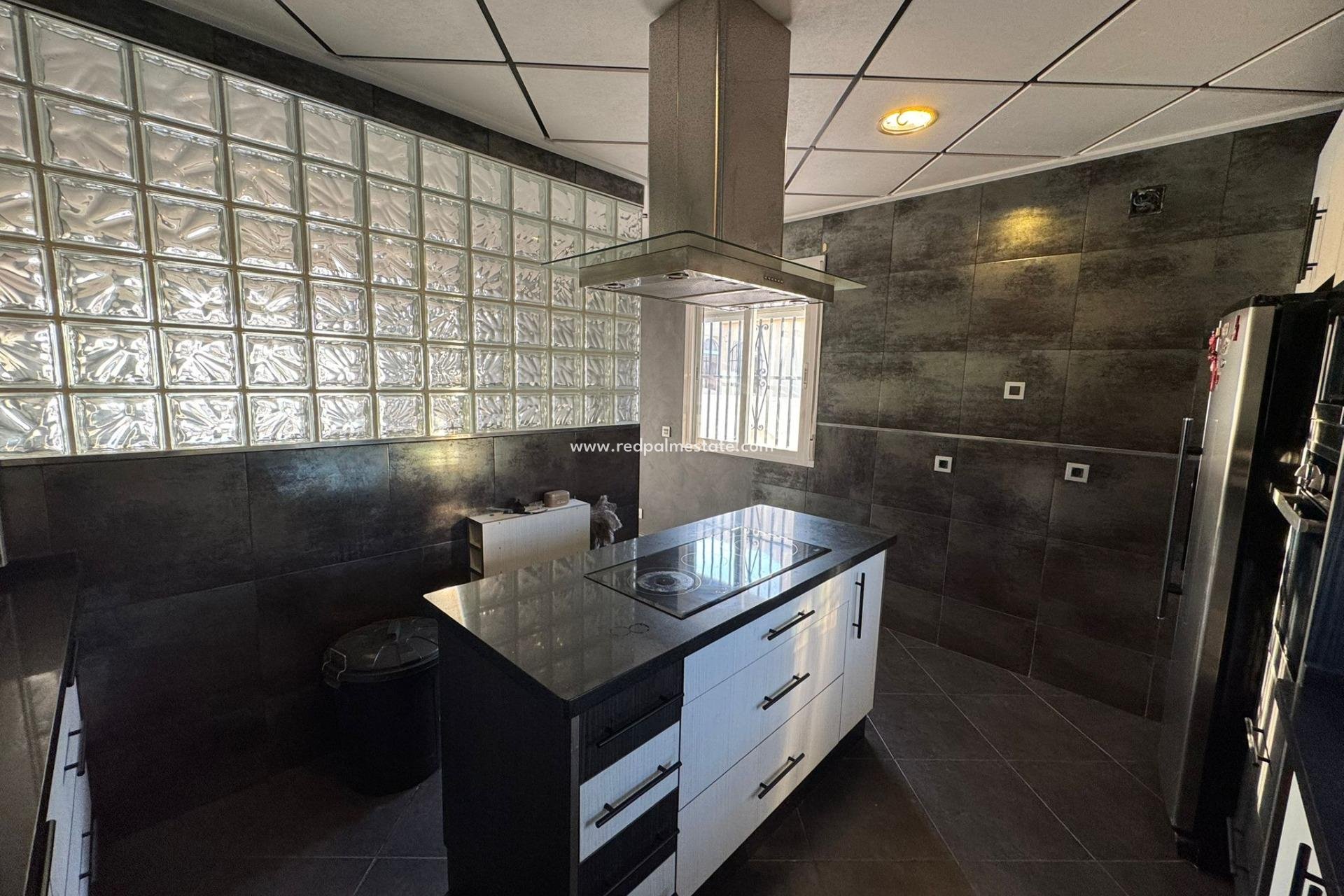 Återförsäljning - Villa -
Torrevieja - La Siesta - El Salado -  Torreta