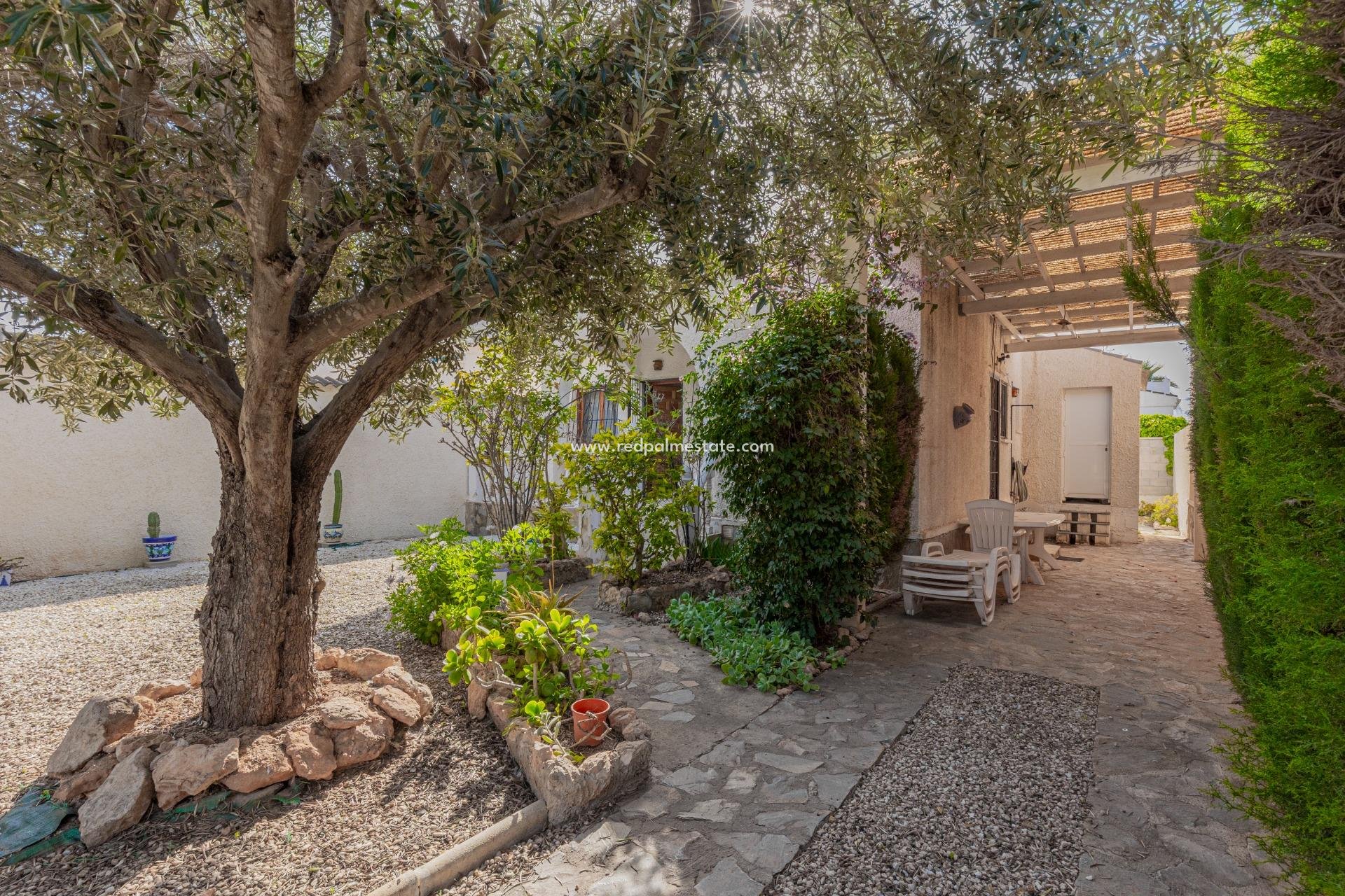 Återförsäljning - Villa -
Torrevieja - La Siesta - El Salado -  Torreta