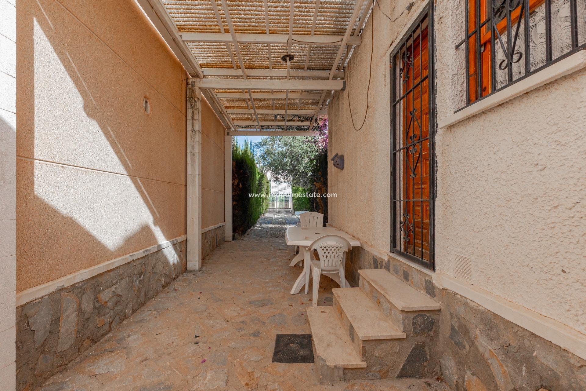 Återförsäljning - Villa -
Torrevieja - La Siesta - El Salado -  Torreta