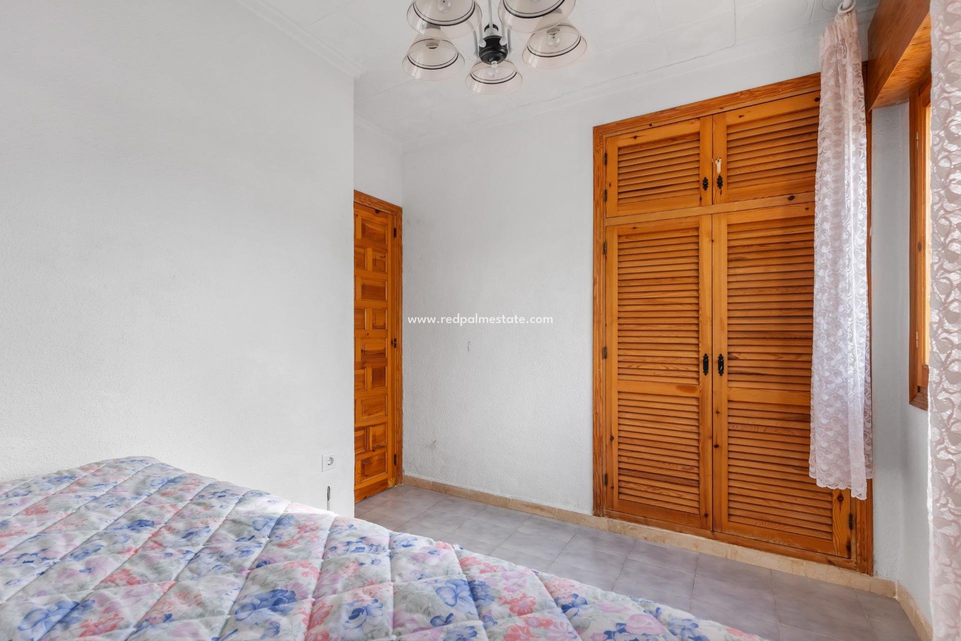 Återförsäljning - Villa -
Torrevieja - La Siesta - El Salado -  Torreta