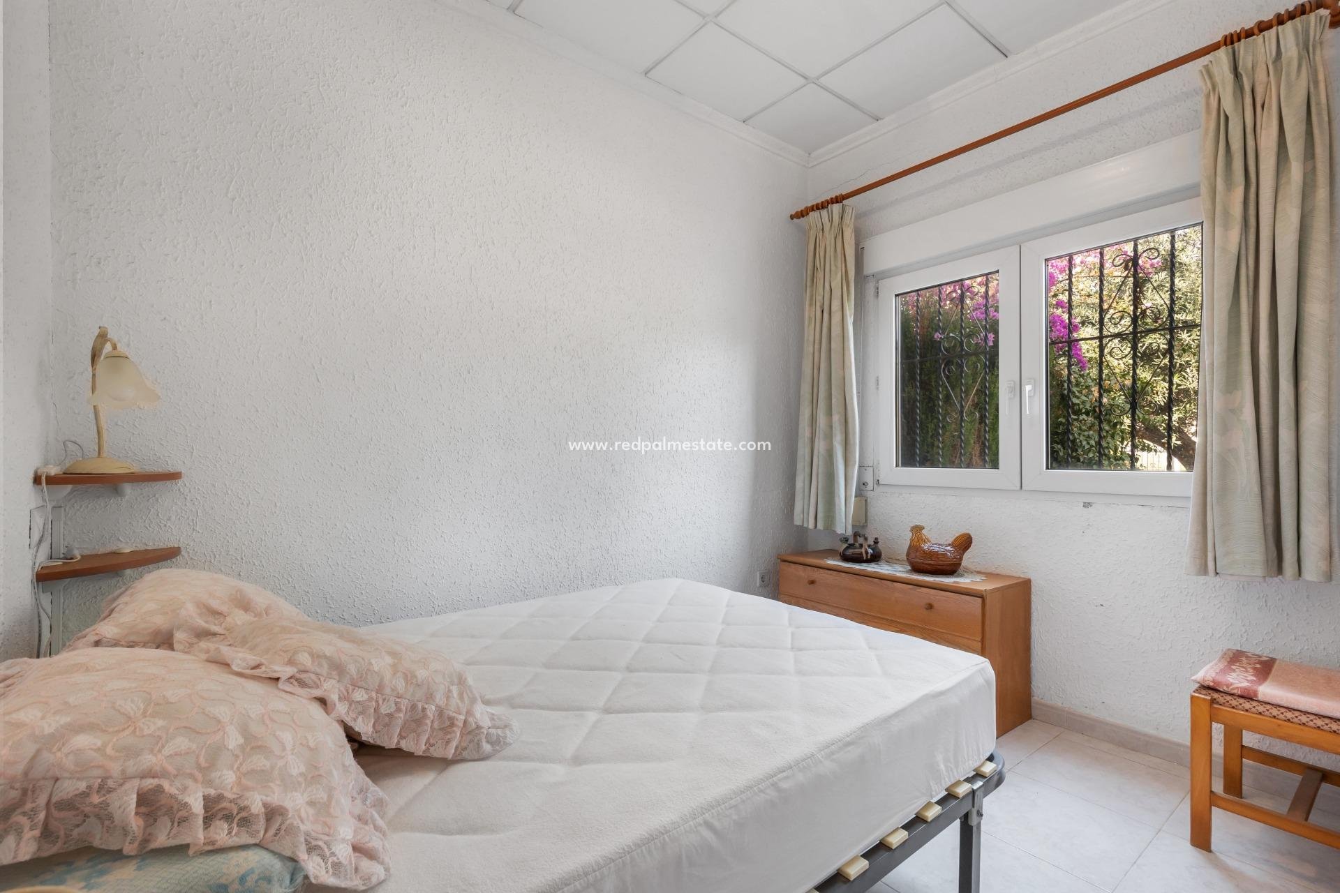 Återförsäljning - Villa -
Torrevieja - La Siesta - El Salado -  Torreta