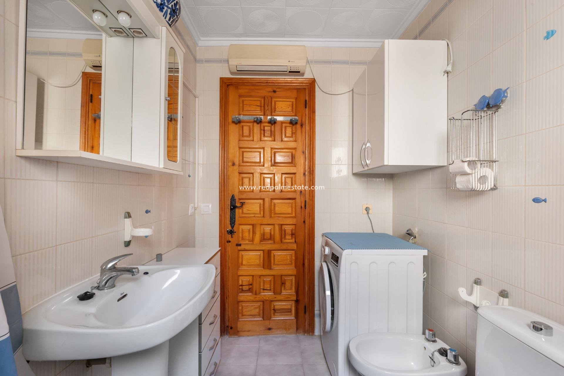 Återförsäljning - Villa -
Torrevieja - La Siesta - El Salado -  Torreta