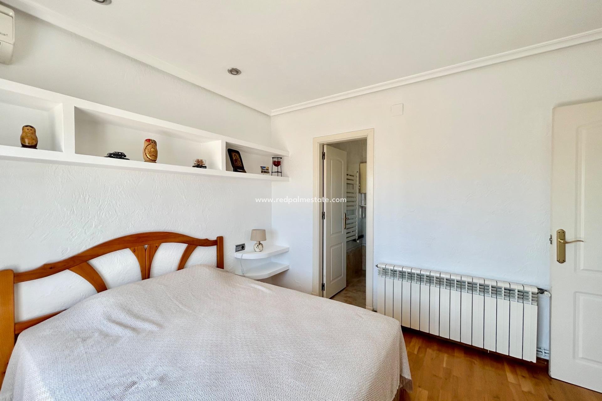 Återförsäljning - Villa -
Torrevieja - La Siesta - El Salado -  Torreta
