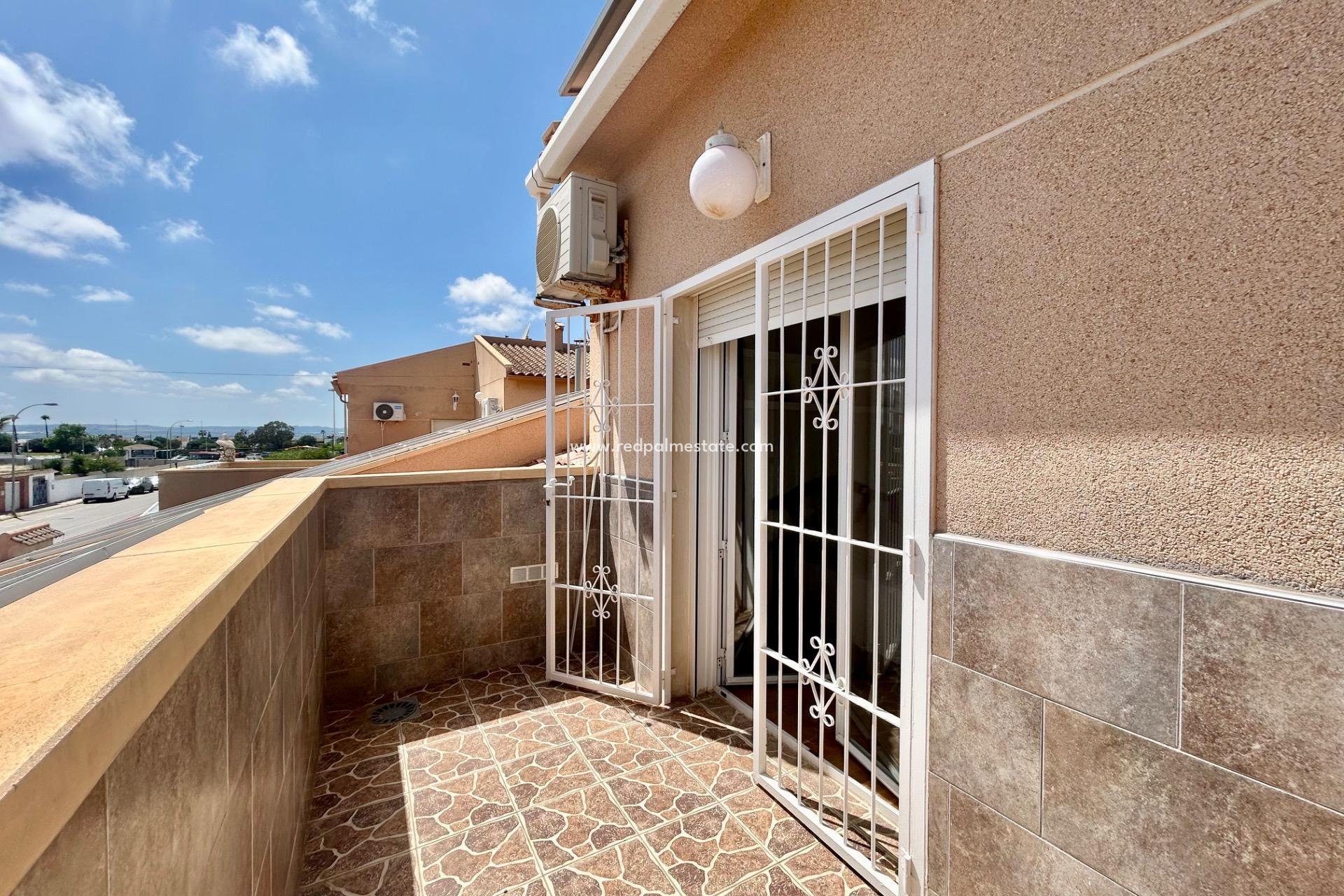 Återförsäljning - Villa -
Torrevieja - La Siesta - El Salado -  Torreta
