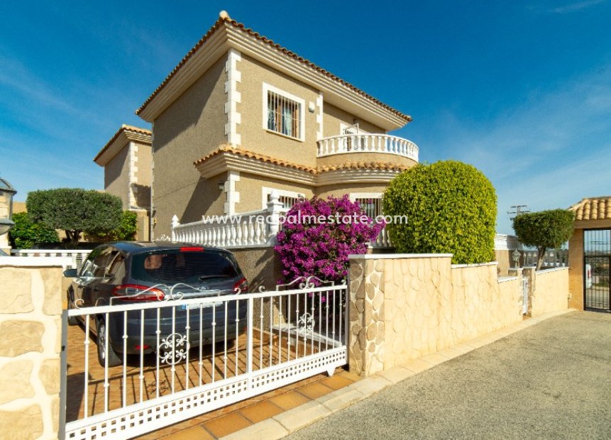 Återförsäljning - Villa -
Torrevieja - Los Altos