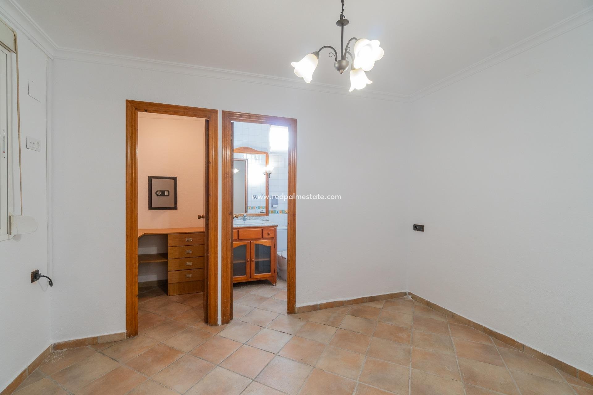 Återförsäljning - Villa -
Torrevieja - Orihuela costa