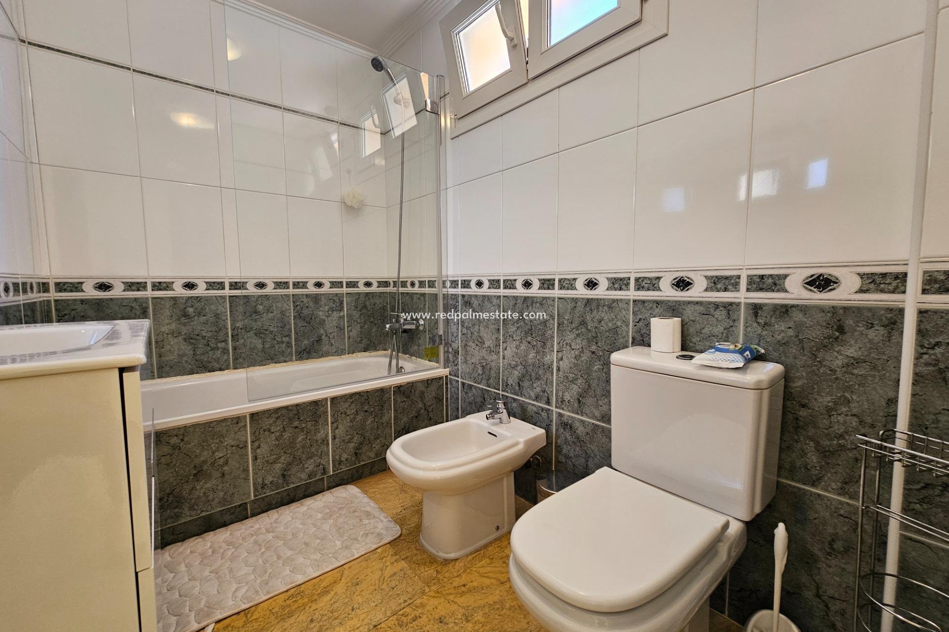 Återförsäljning - Villa -
Torrevieja - Punta prima