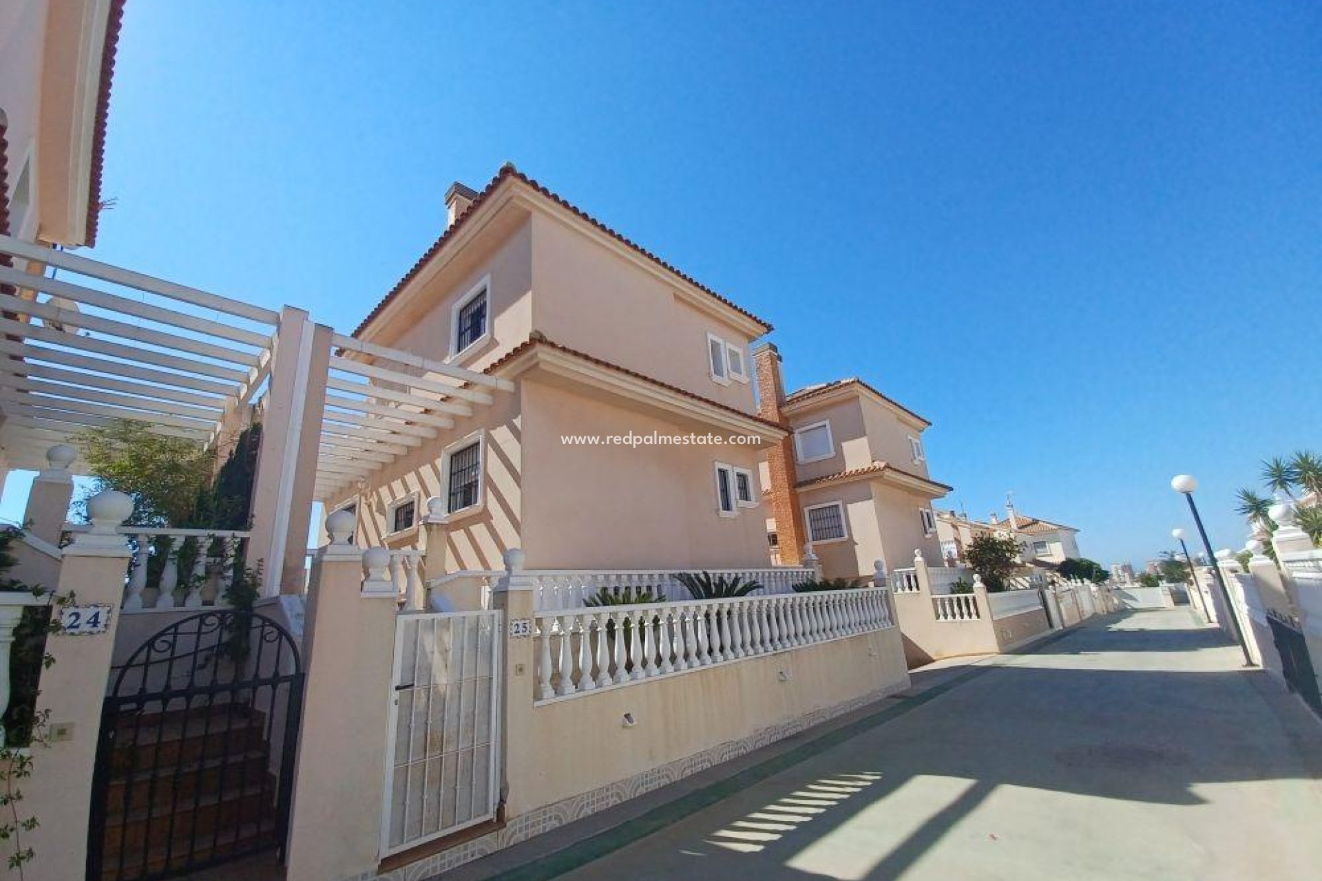 Återförsäljning - Villa -
Torrevieja