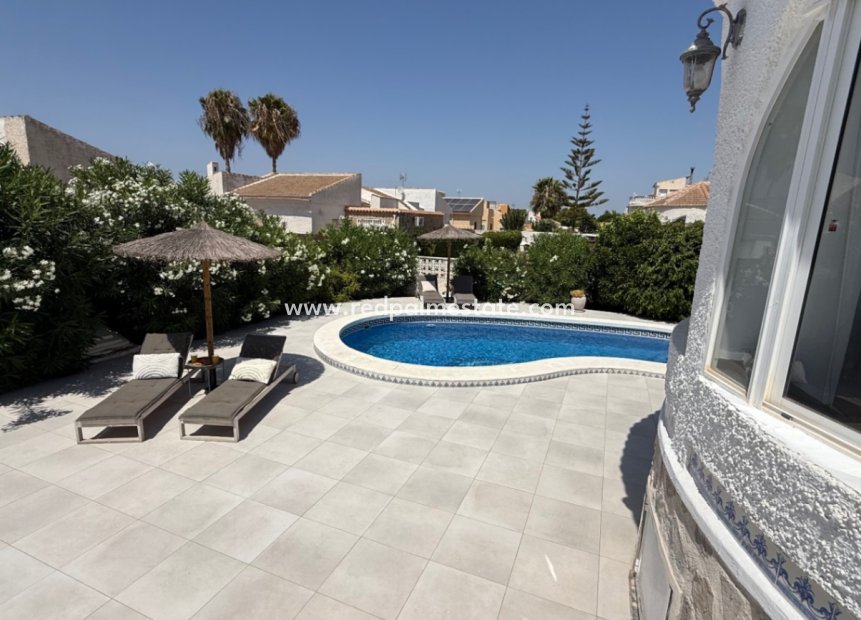 Återförsäljning - Villa -
Torrevieja