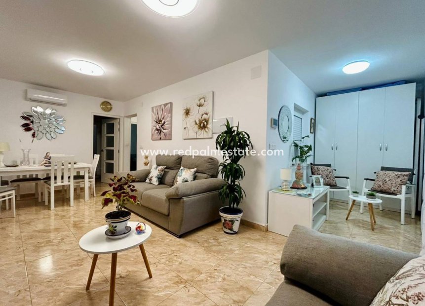 Återförsäljning - Villa -
Torrevieja