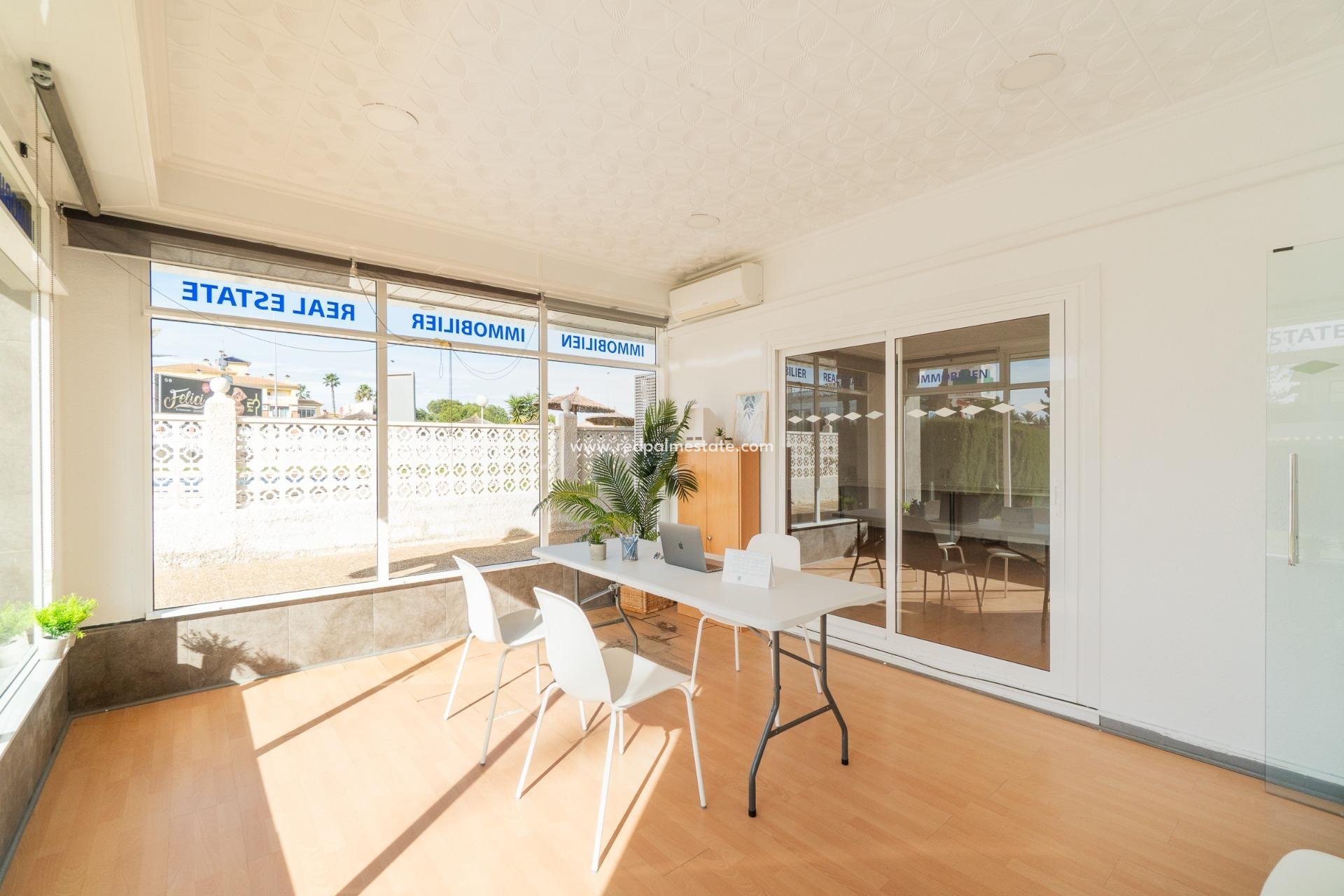  - Business -
Orihuela Costa - La Zenia