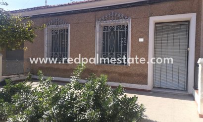 Casa de Pueblo - Reventa -
            Los Montesinos - MC-57265