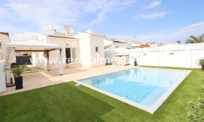 Fristående villa - Återförsäljning - Torrevieja - La Siesta - El Salado -  Torreta