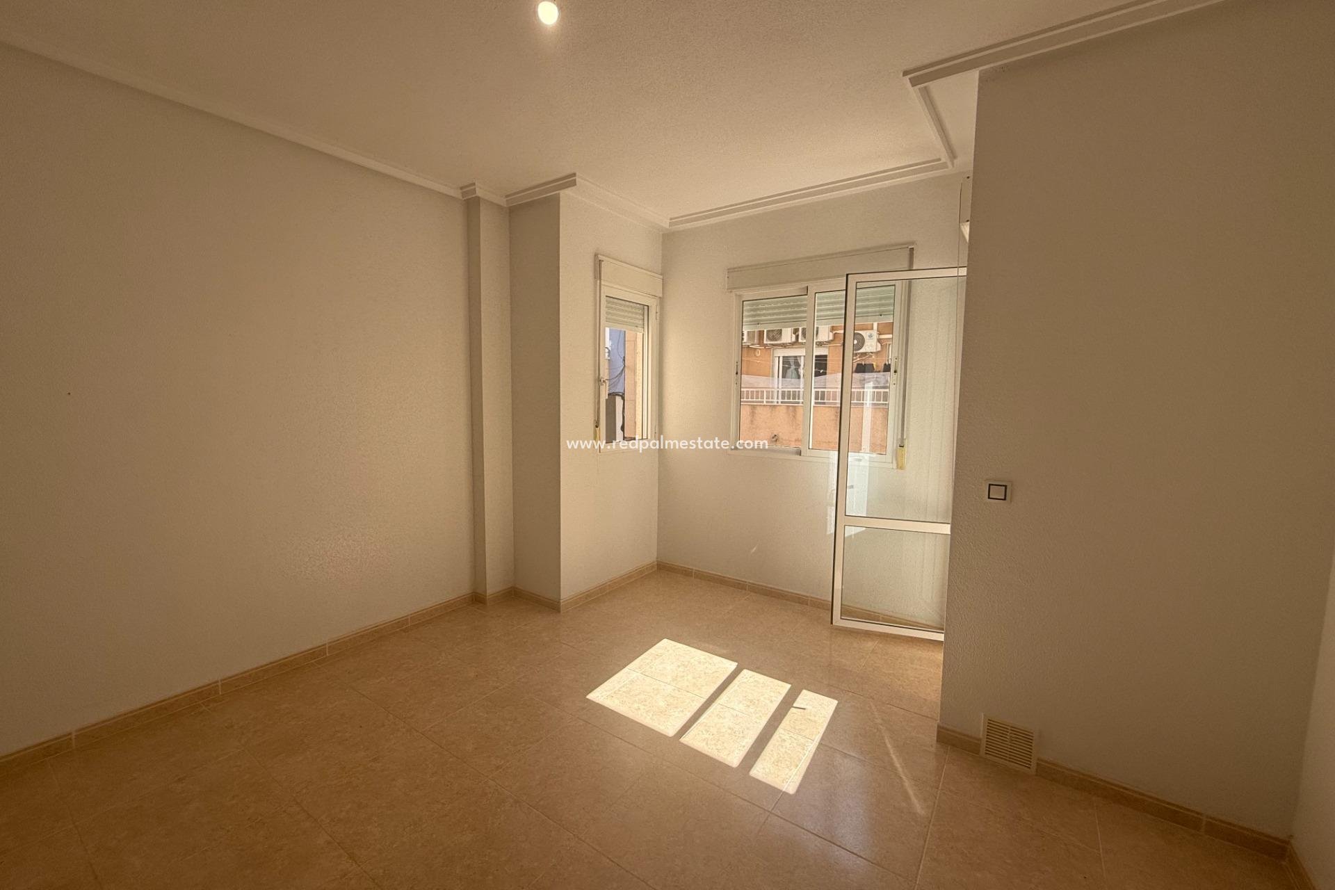 Herverkoop - Appartement -
Torrevieja - Center