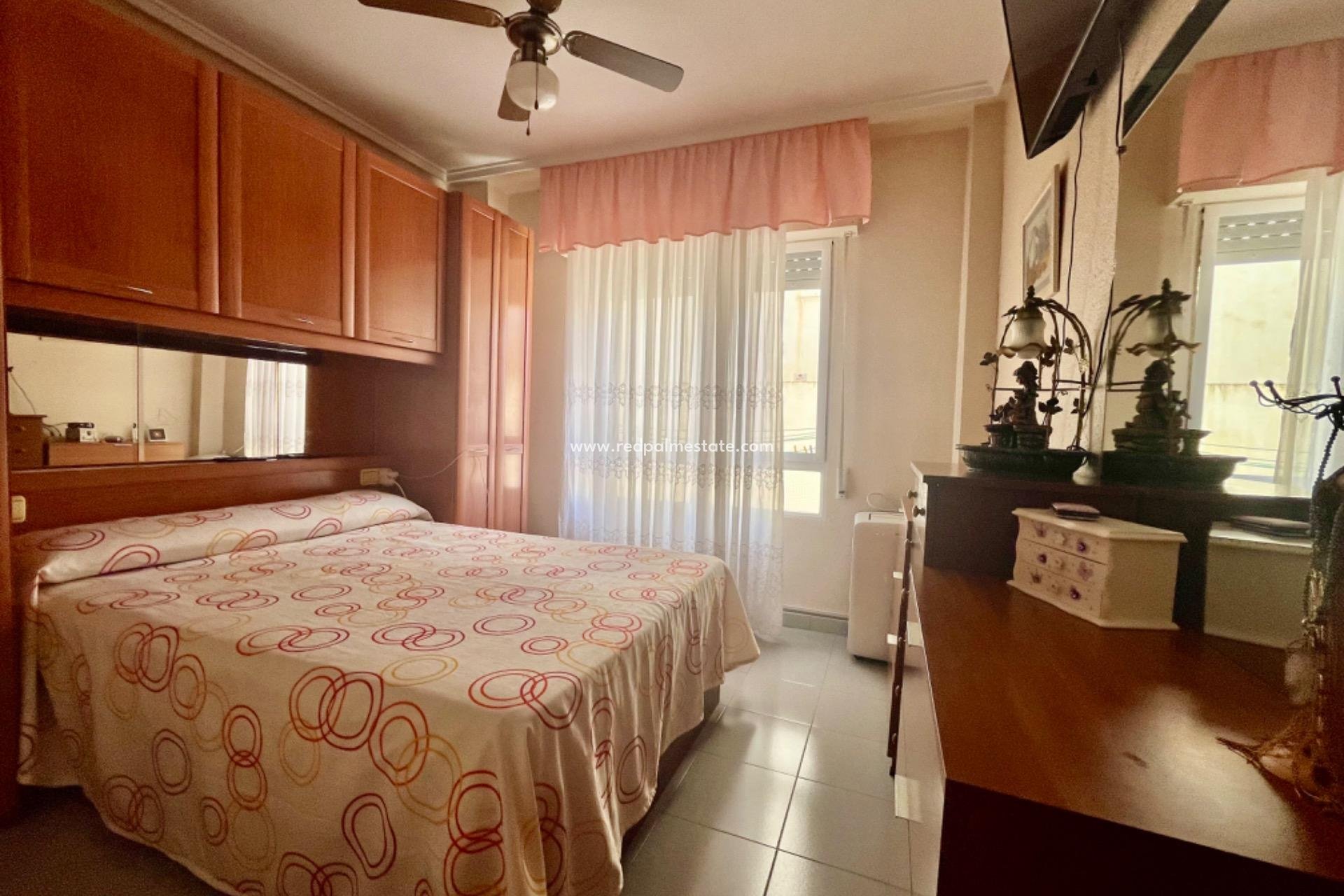 Herverkoop - Appartement -
Torrevieja - Playa del Cura