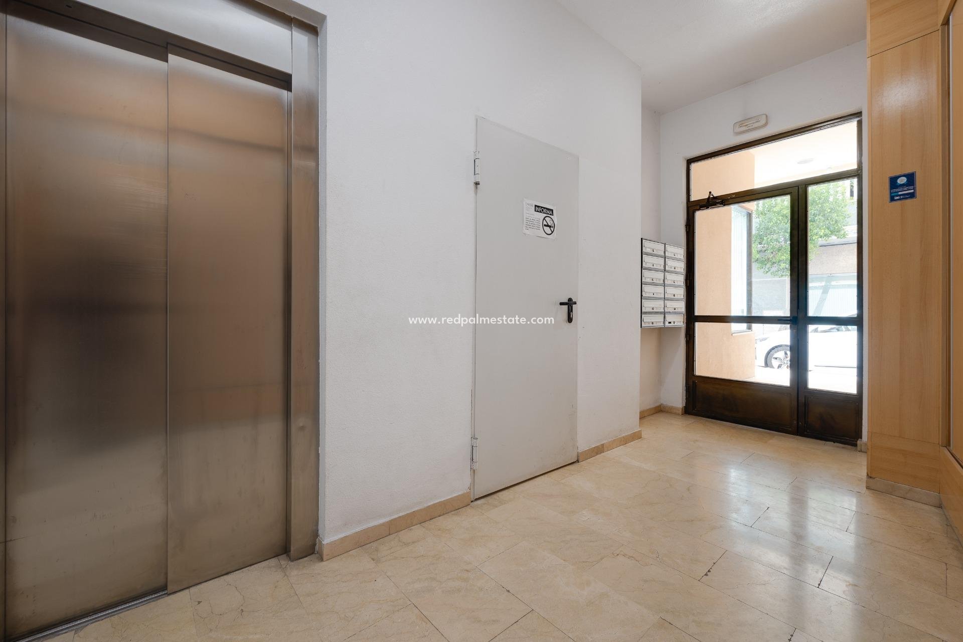 Herverkoop - Appartement -
Torrevieja - Playa del Cura