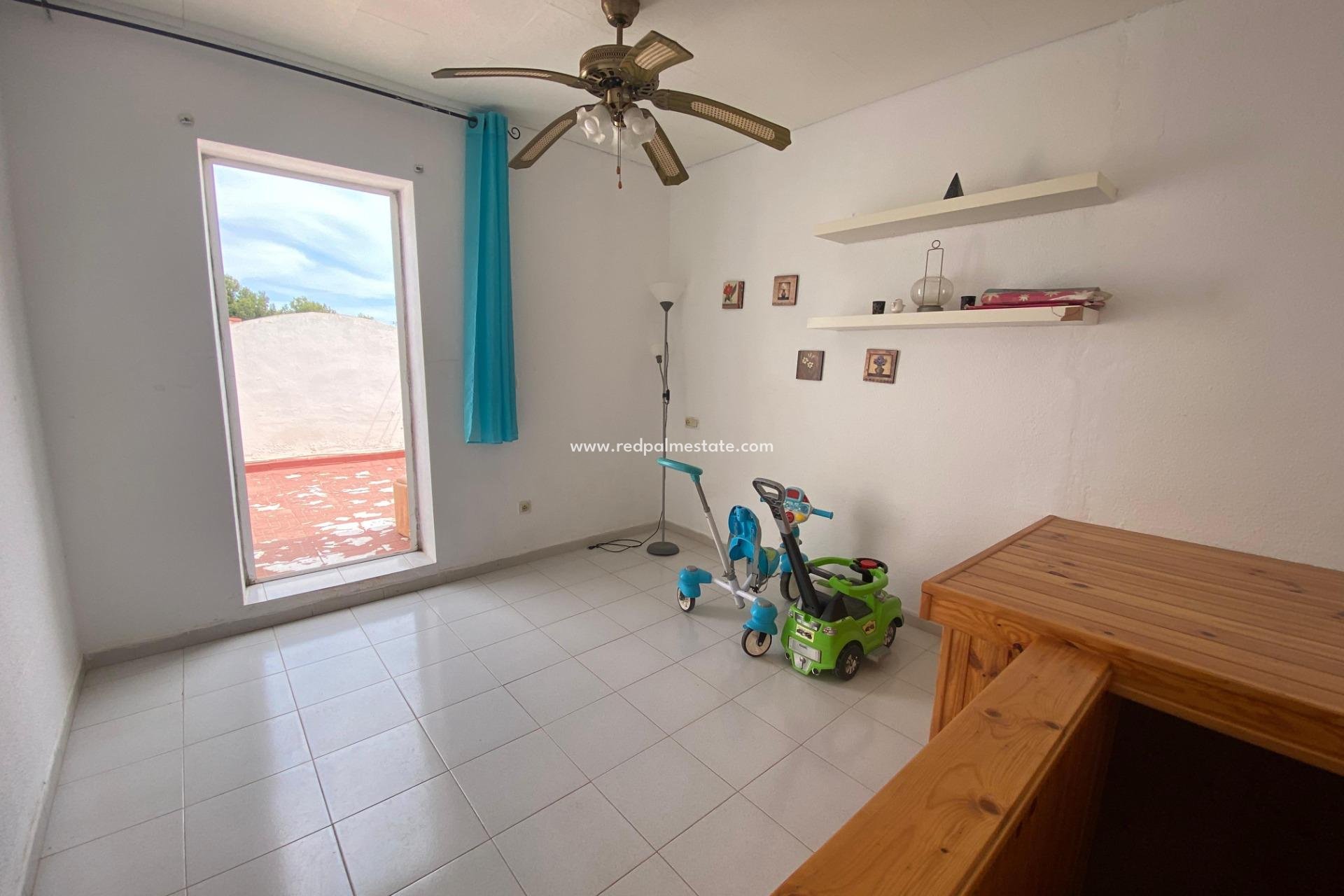 Herverkoop - duplex -
Torrevieja - Lago jardin