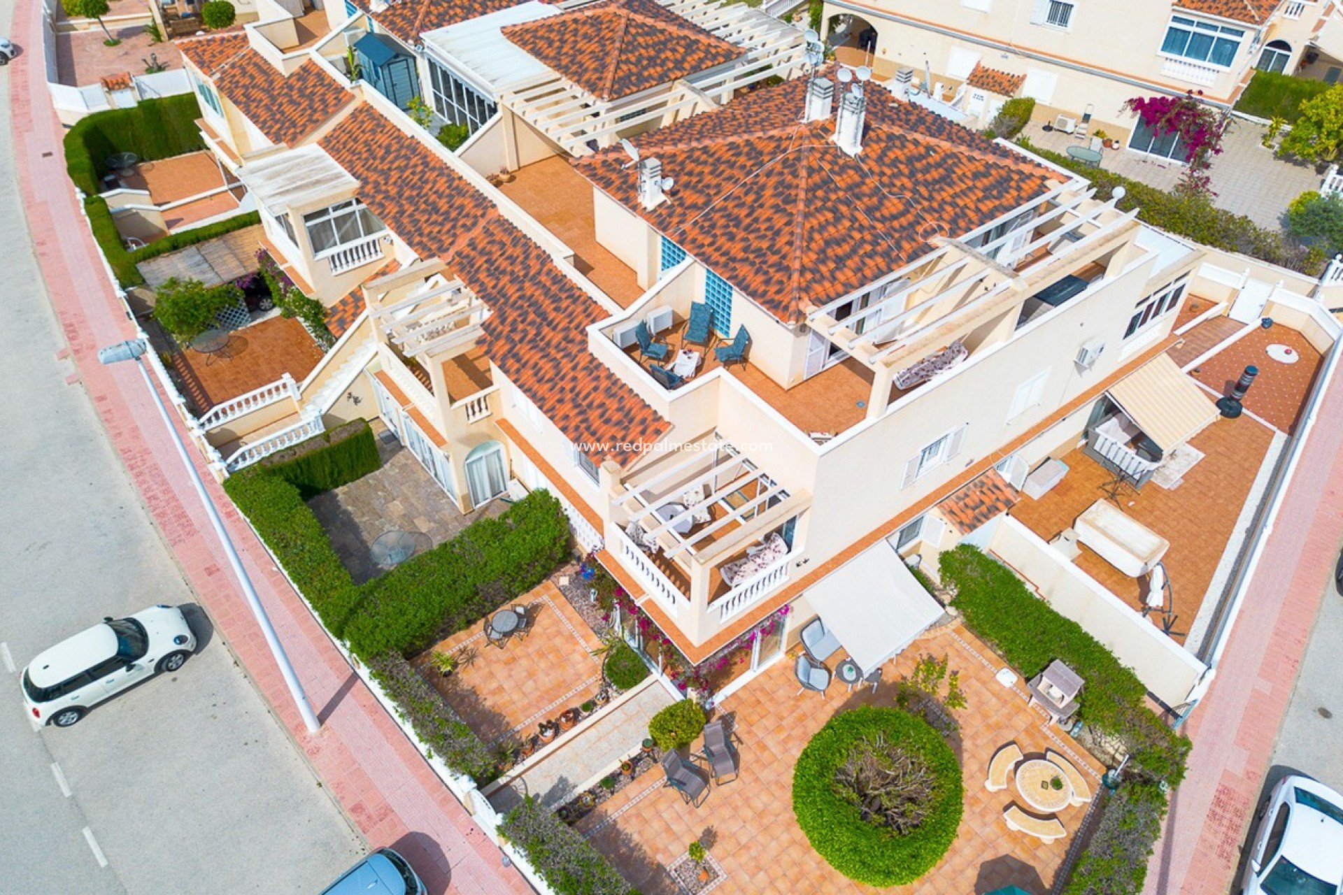 Herverkoop - Herenhuis -
Orihuela Costa - Zeniamar Shopping Centre