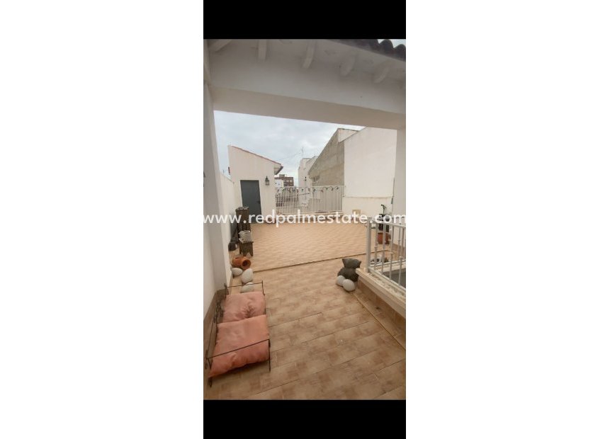 Herverkoop - Stadshuis -
Catral - Costa Blanca