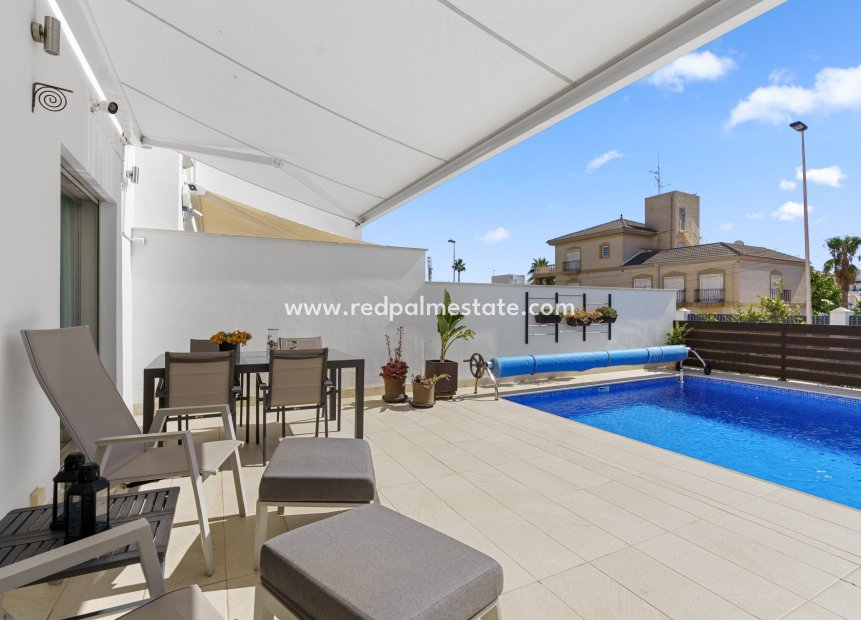 Herverkoop - Villa / Halfvrijstaand -
Torrevieja - Nueva Torrevieja - Aguas Nuevas