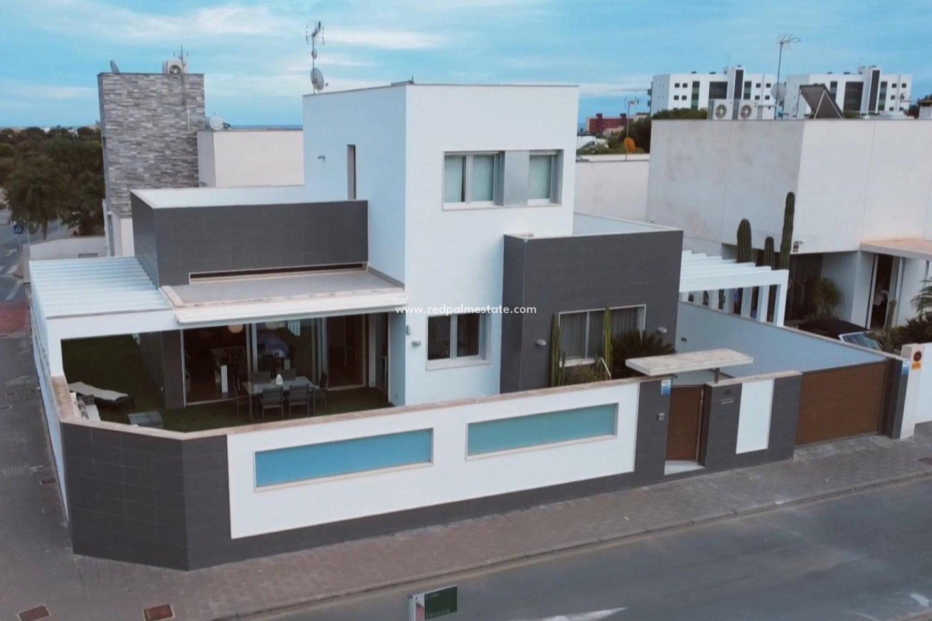 Herverkoop - Villa -
Mil Palmeras - Costa Blanca