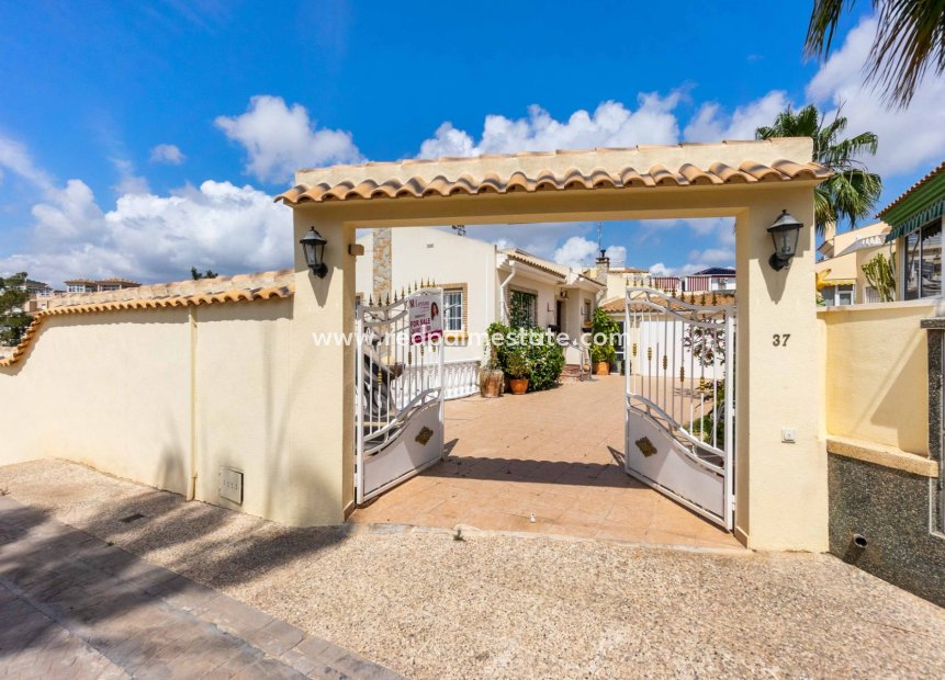 Herverkoop - Villa -
Orihuela Costa - Playa Flamenca