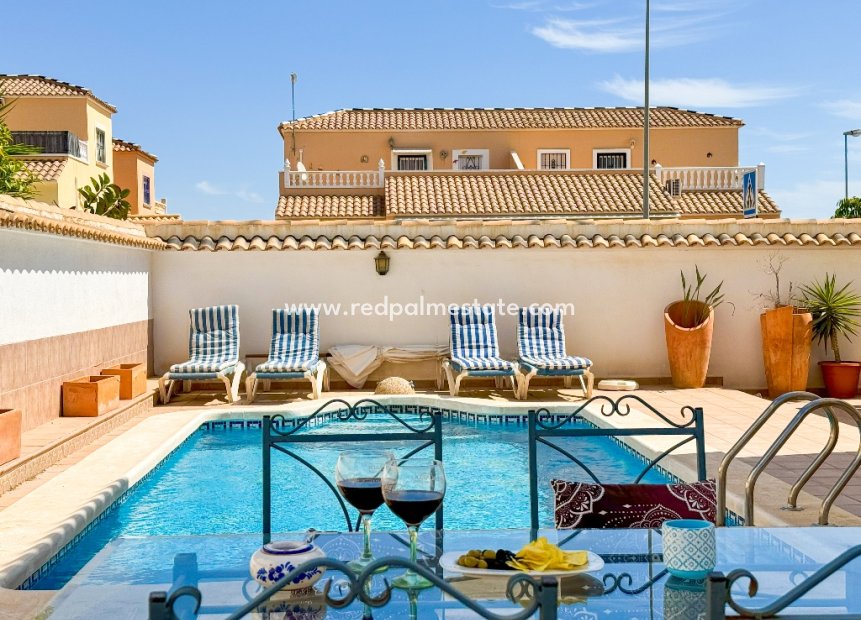 Herverkoop - Villa -
Orihuela Costa - Punta Prima