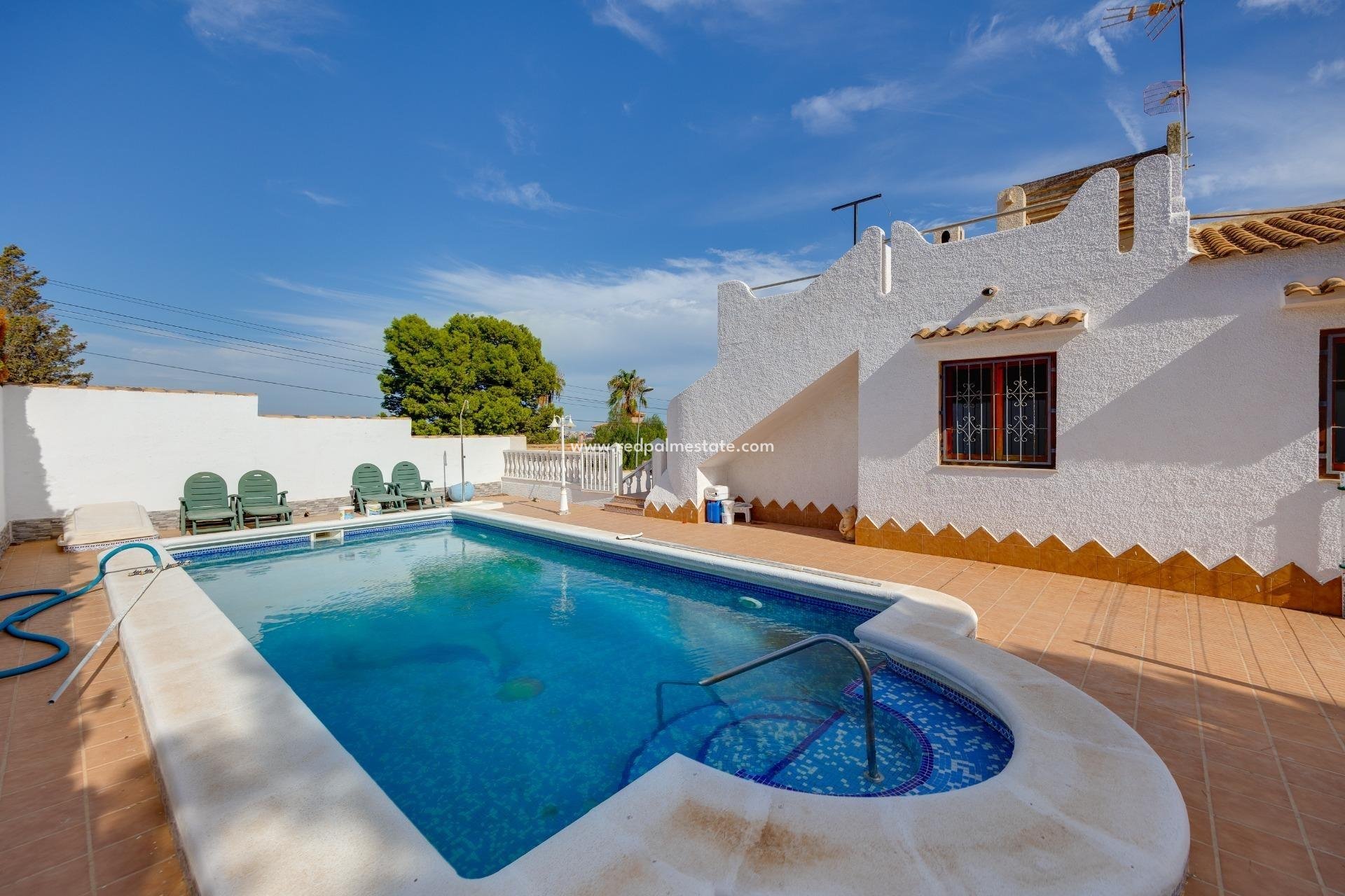 Herverkoop - Villa -
Torrevieja - La Siesta - El Salado - Torreta