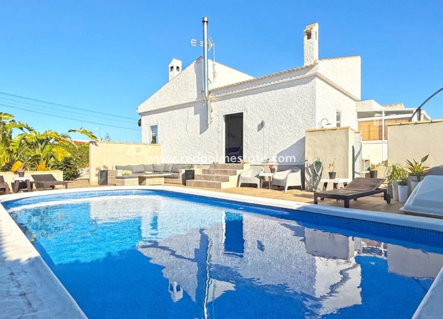 Herverkoop - Villa -
Torrevieja - La Siesta - El Salado -  Torreta