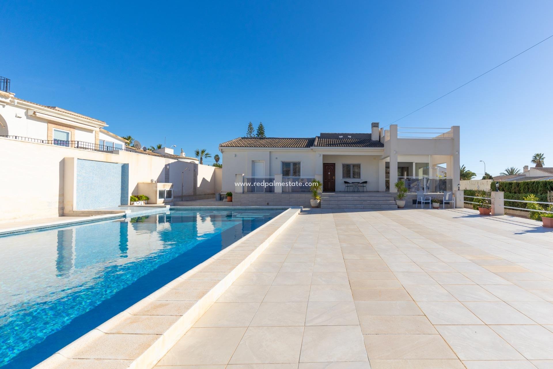 Herverkoop - Villa -
Torrevieja - La Siesta - El Salado -  Torreta