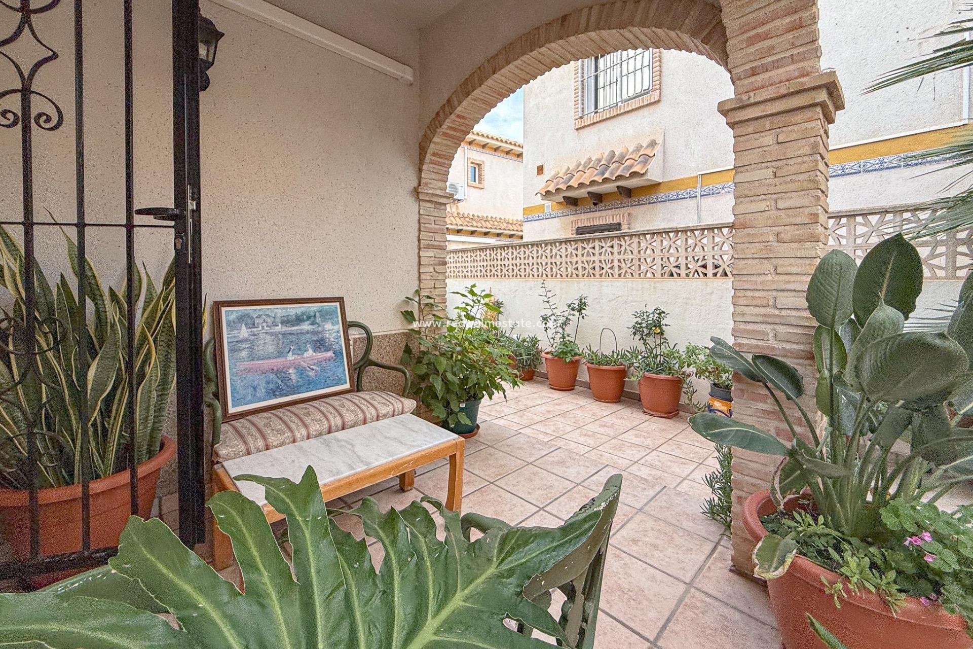 Herverkoop - Villa -
Torrevieja - Las calas