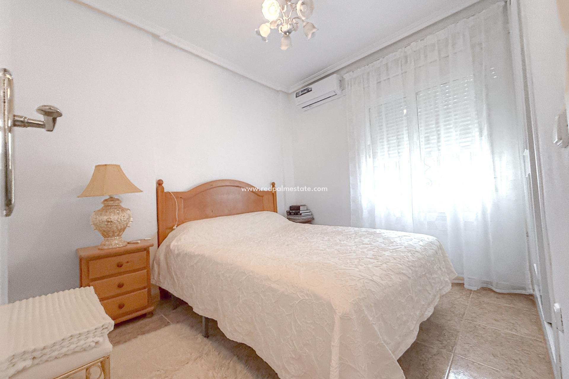 Herverkoop - Villa -
Torrevieja - Las calas