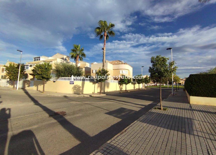 Herverkoop - Villa -
Torrevieja - Torreta florida