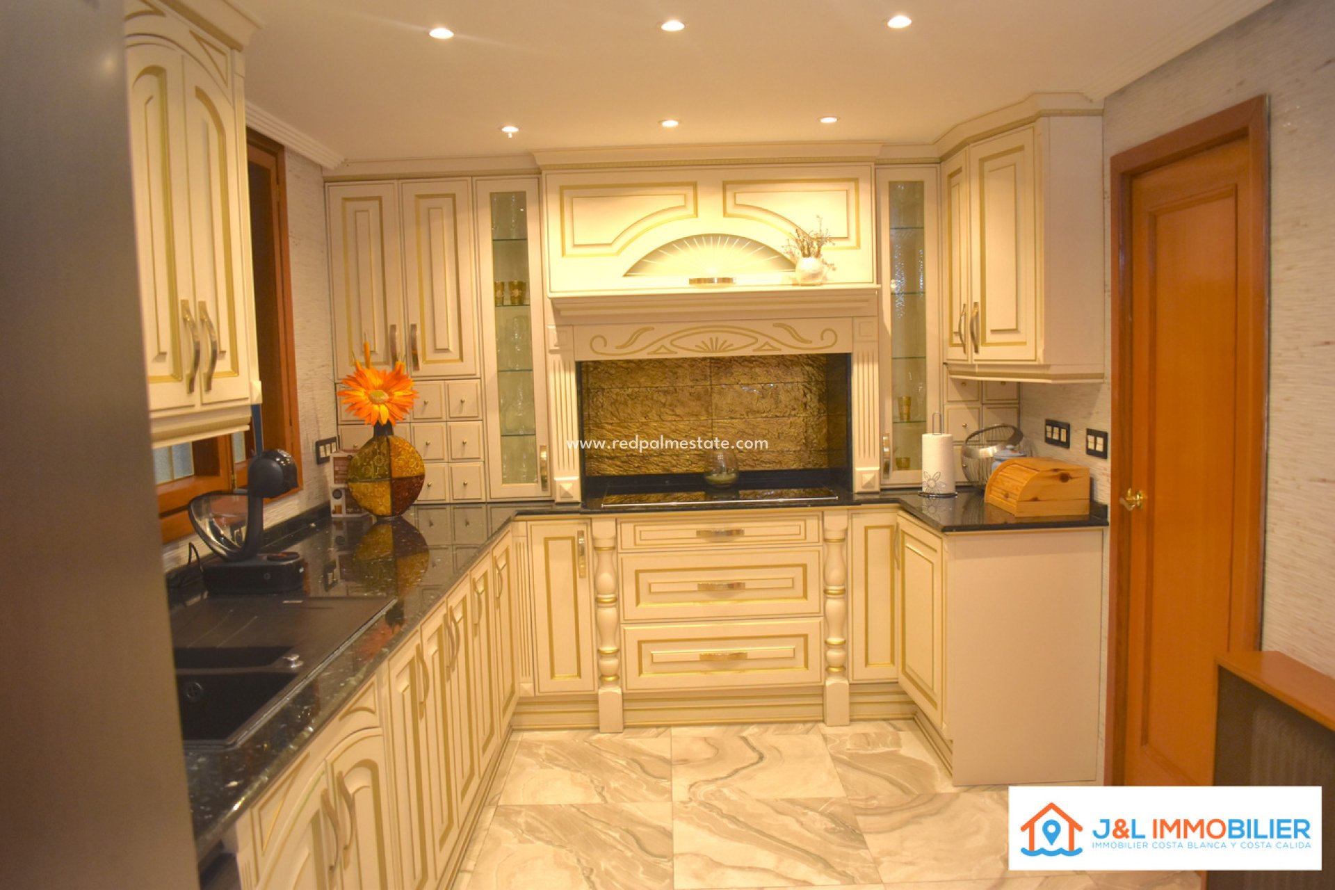 Resale - Apartment -
Alicante