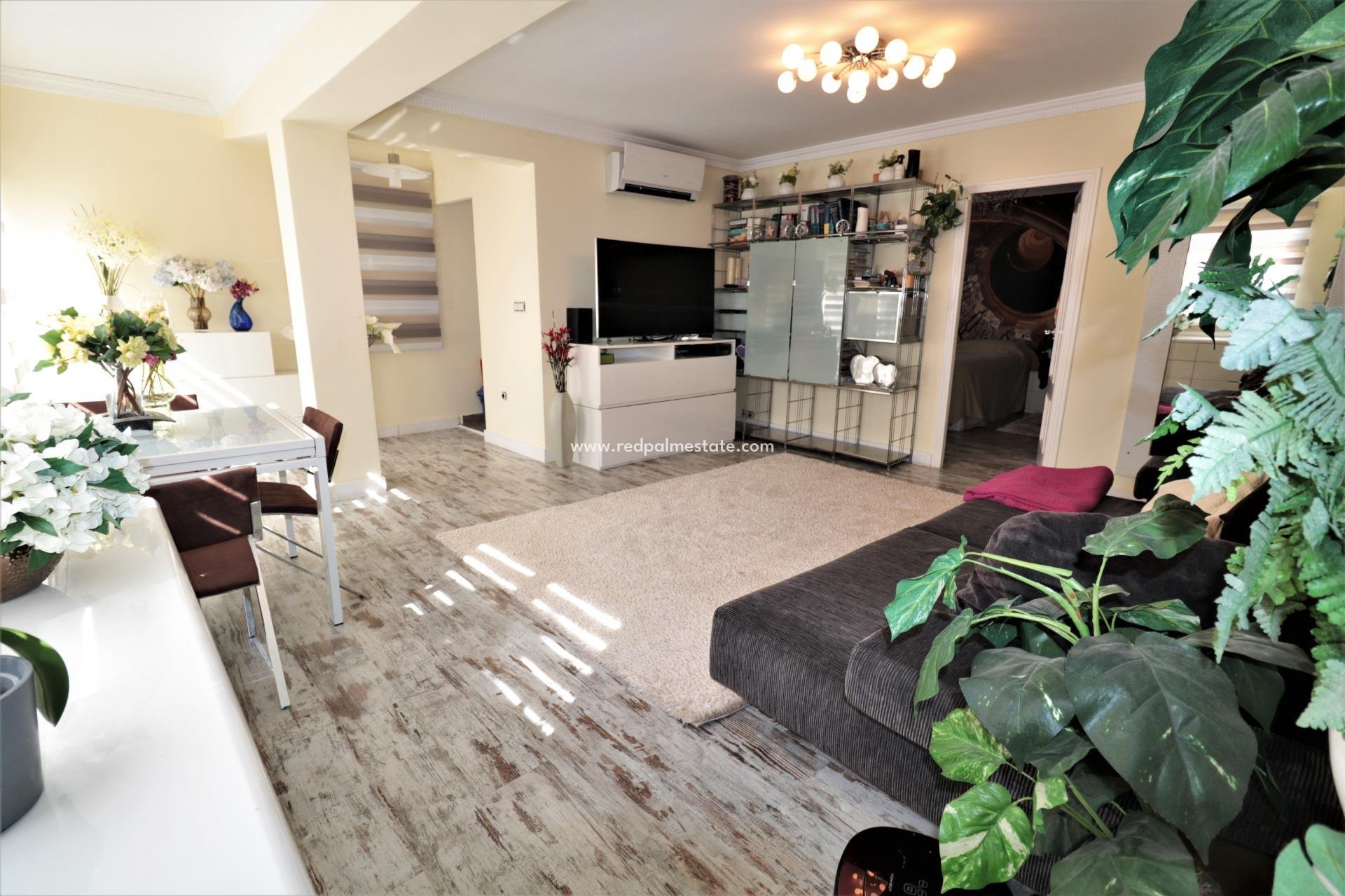 Resale - Apartment Penthouse -
Torrevieja - El Acequión - Los Náufragos