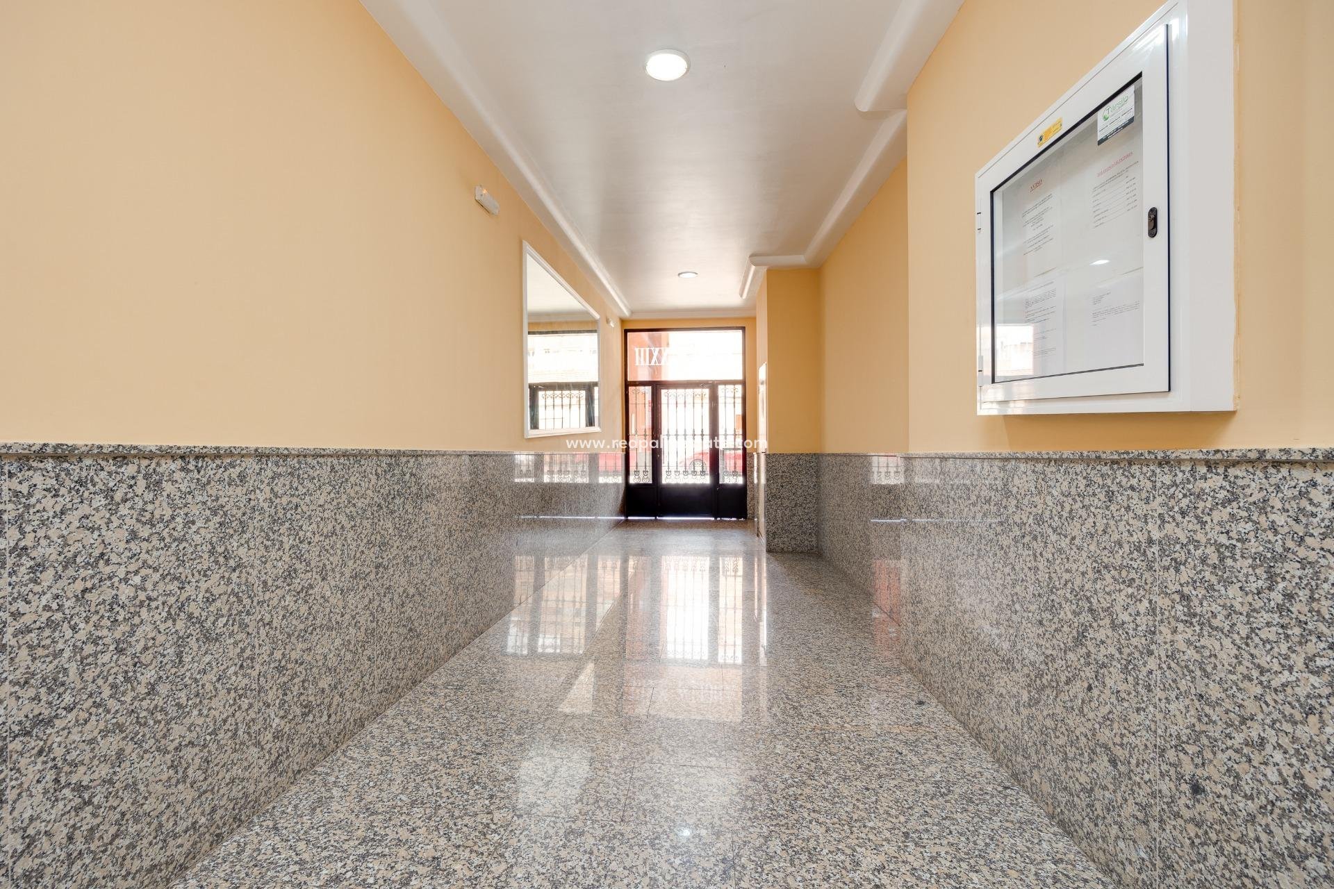Resale - Apartment -
Torrevieja - Centro Torrevieja