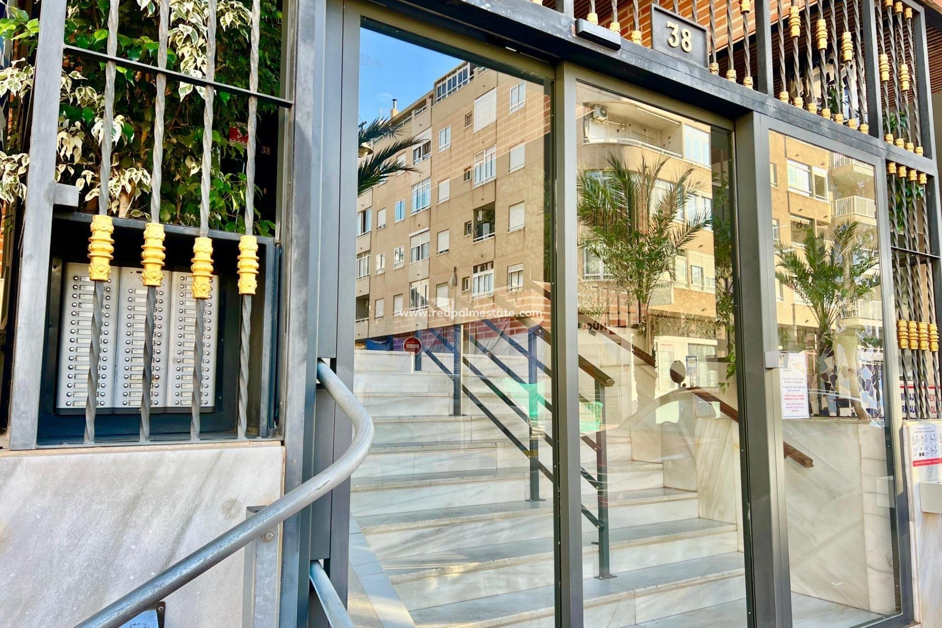 Resale - Apartment -
Torrevieja - Centro Torrevieja