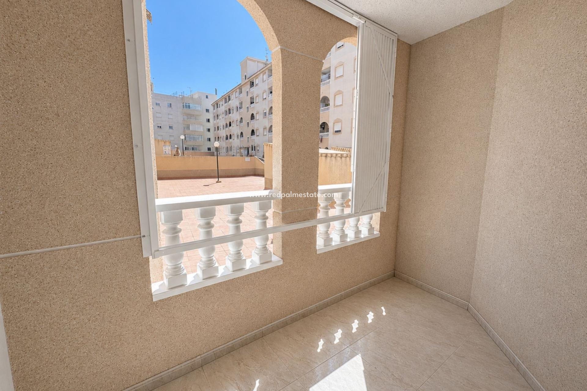 Resale - Apartment -
Torrevieja - Centro Torrevieja