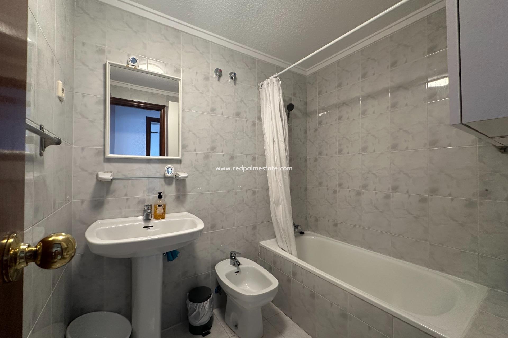 Resale - Apartment -
Torrevieja - Centro Torrevieja