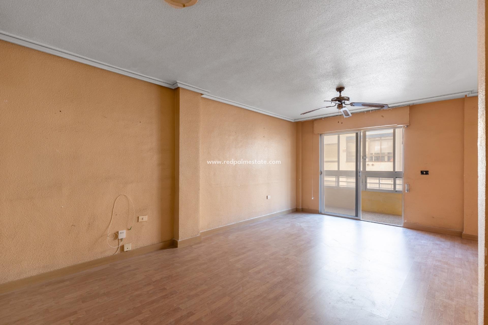 Resale - Apartment -
Torrevieja - Centro Torrevieja