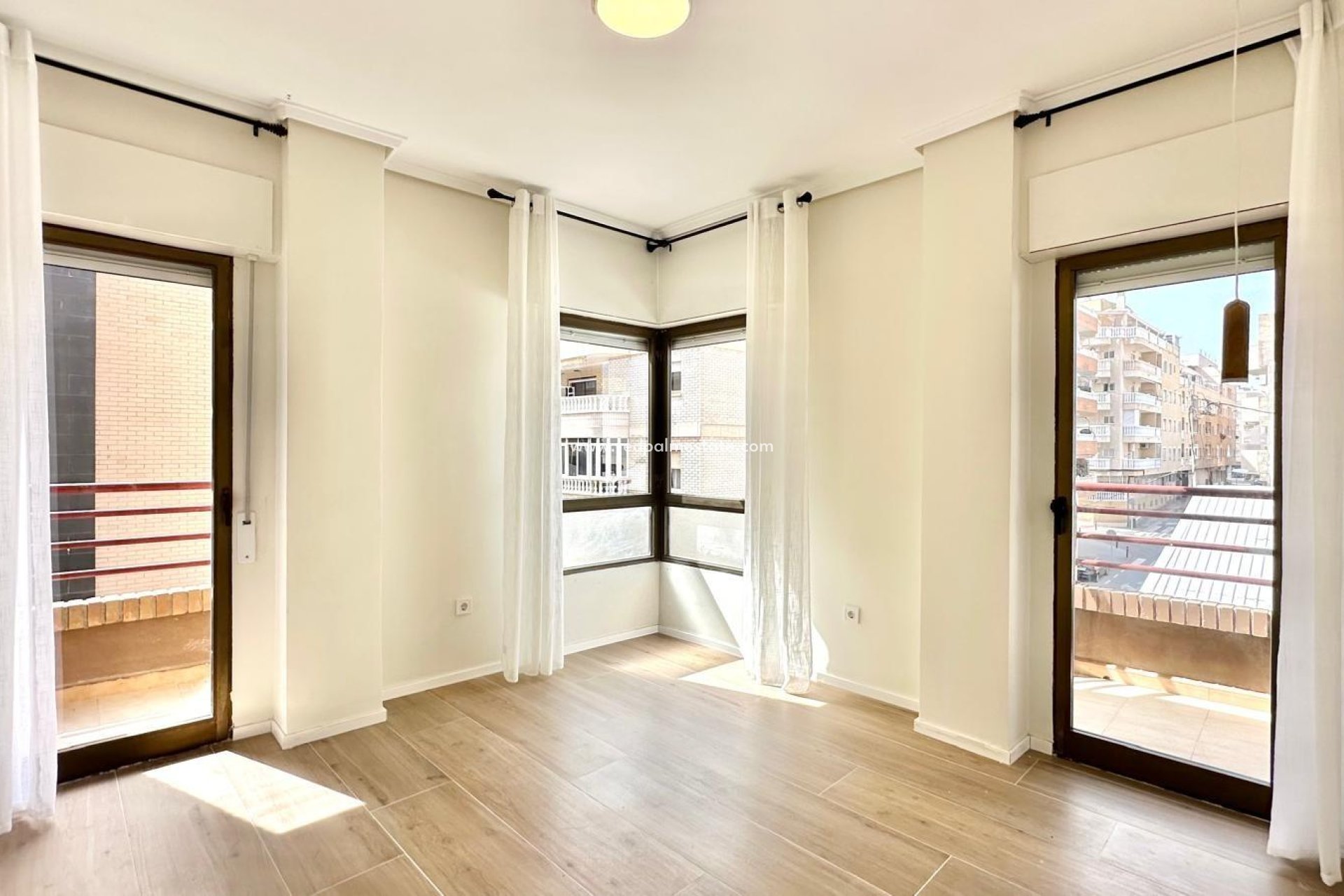 Resale - Apartment -
Torrevieja - Centro Torrevieja