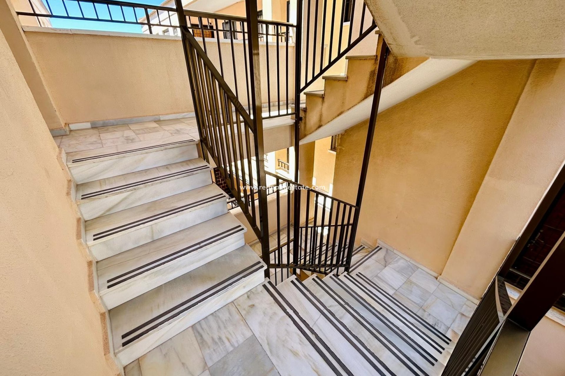 Resale - Apartment -
Torrevieja - La Siesta - El Salado - Torreta