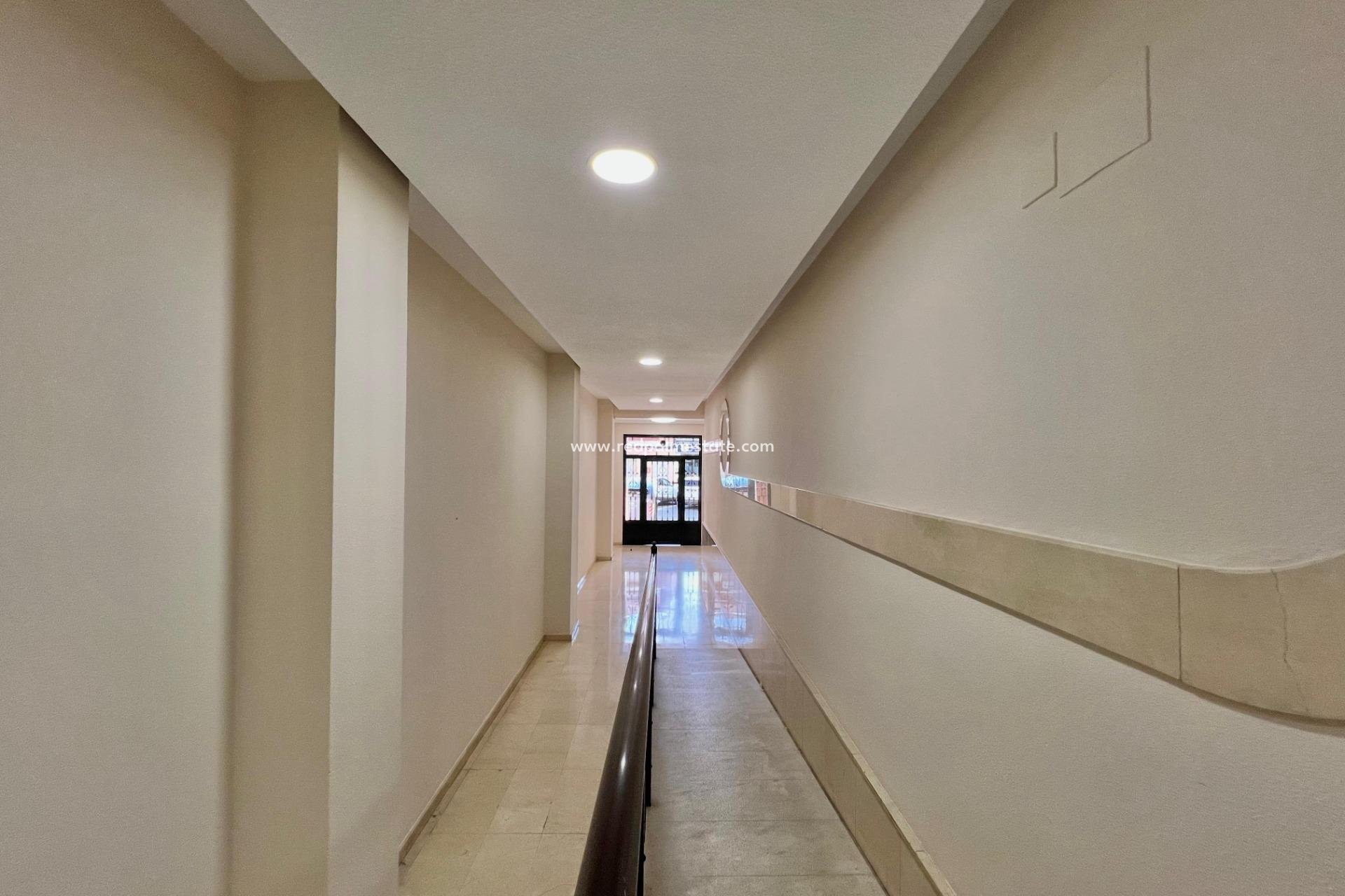 Resale - Apartment -
Torrevieja - Puerto Deportivo