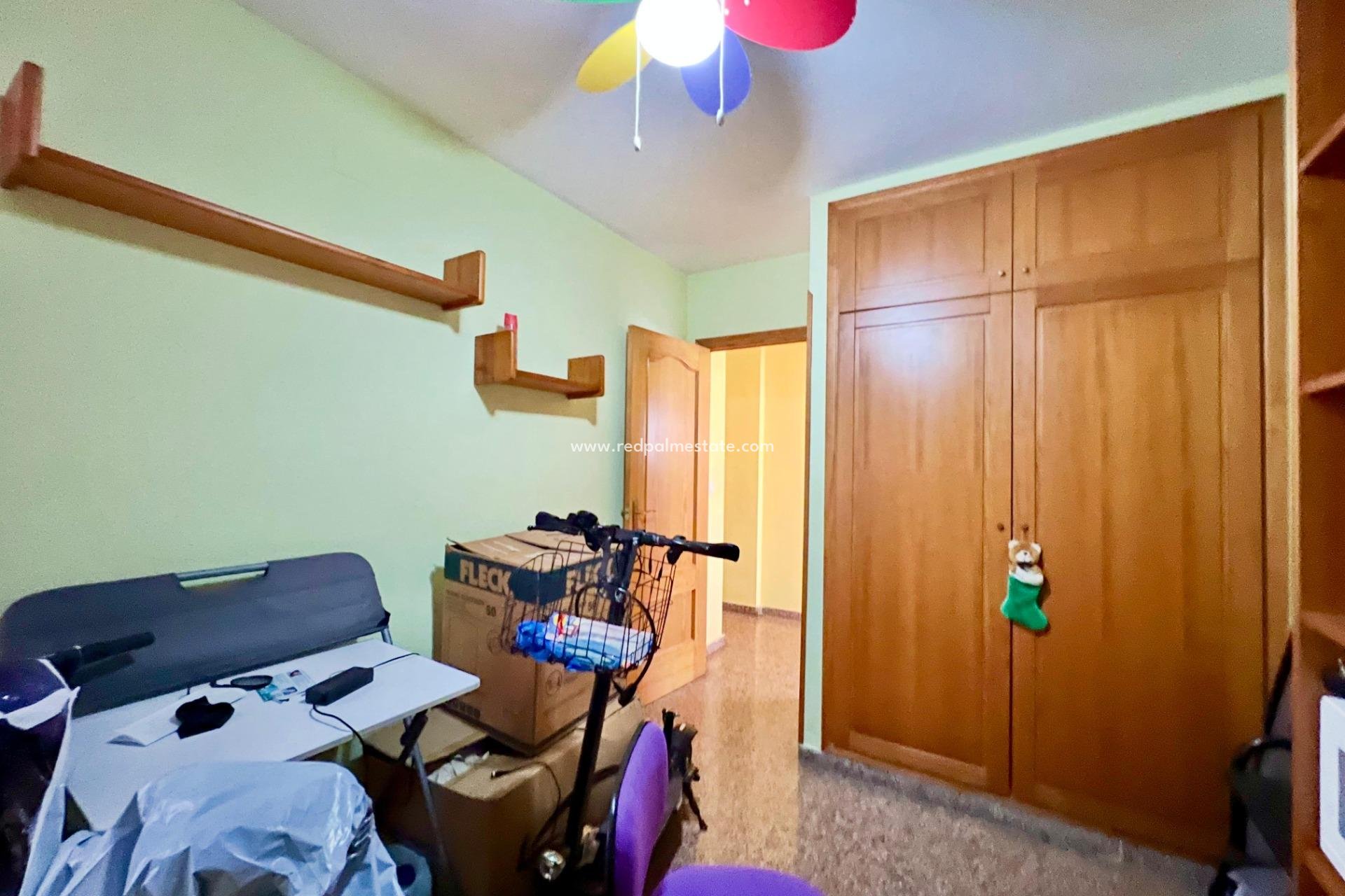 Resale - Apartment -
Torrevieja - Puerto Deportivo